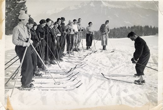 henri bauer devant sa classe env 1930 [mediaCopyright: © Charles Dubost,  Archives de la Bibliothèque de Crans-Montana ]
