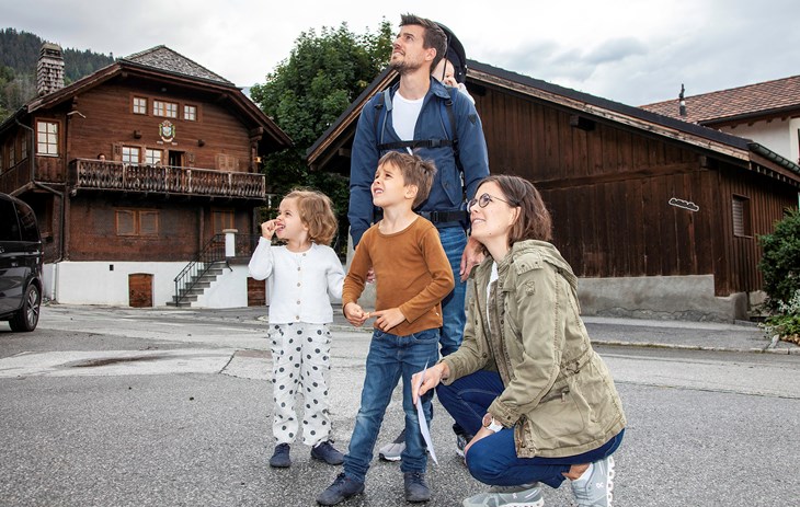 La famille Siggen à la découverte des curiosités des villages.