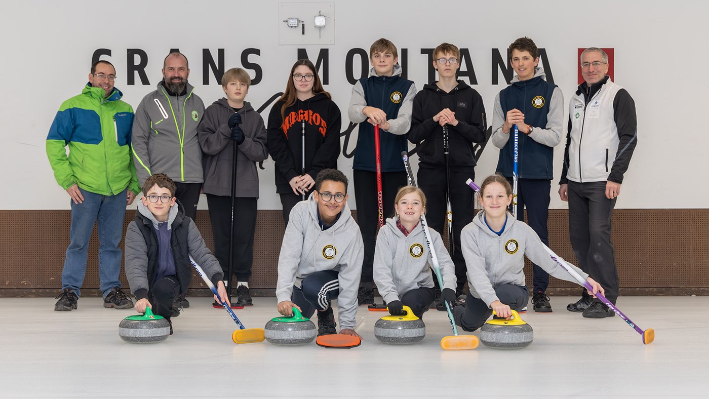 Ludique, tactique, le curling séduit les jeunes