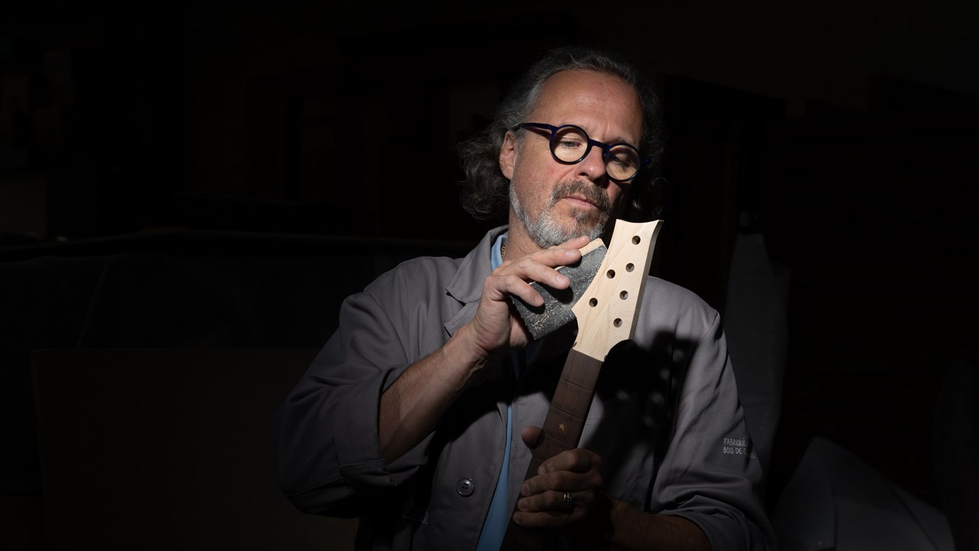 Créer une guitare, c’est de la sculpture