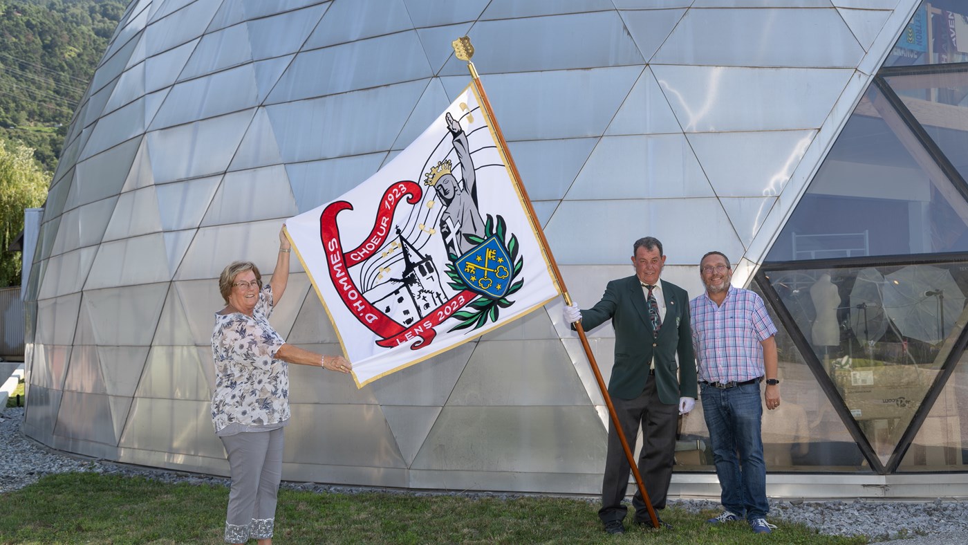 Un nouveau drapeau pour  le chœur d’hommes de Lens
